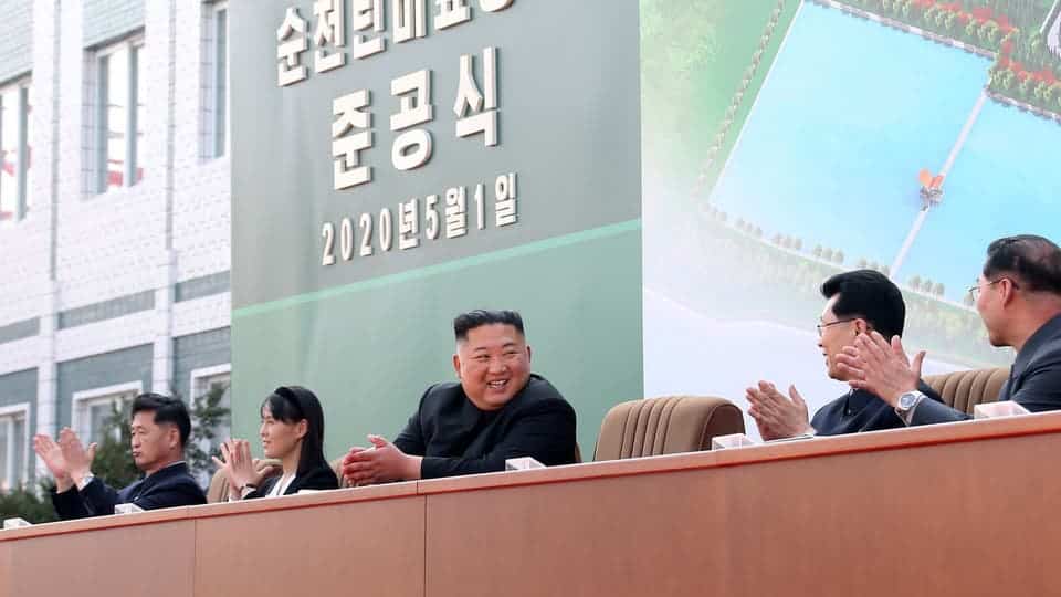 لقطات جديدة.. زعيم كوريا الشمالية بالسيجار