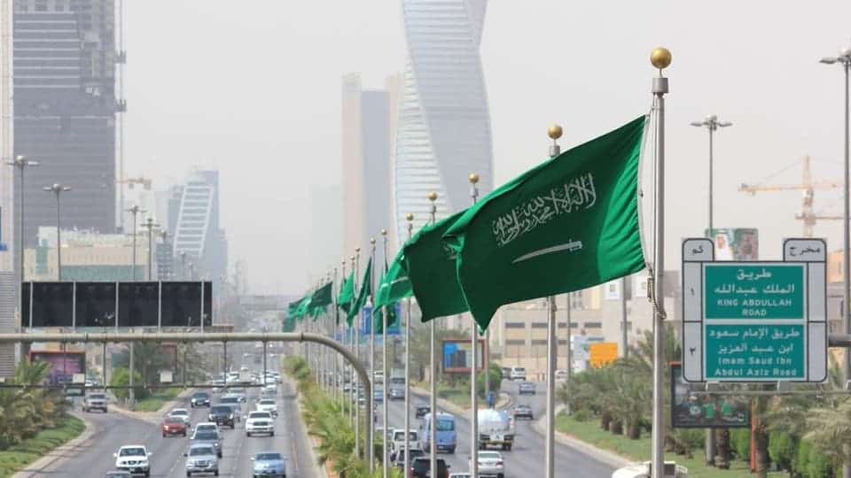 مشاريع ومحال تجارية تتعدى على أرصفة الشوارع في الرياض