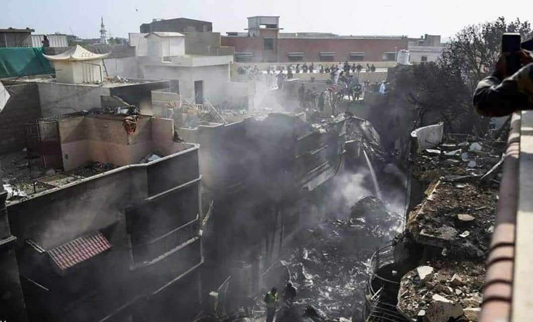 ارتفاع حصيلة ضحايا طائرة باكستان إلى 97 قتيلًا