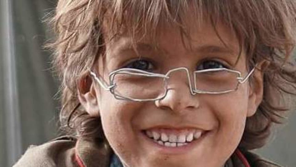نظارة حديدة لطفل يمني تغير مجرى حياته بـ 2.5 مليون ريال