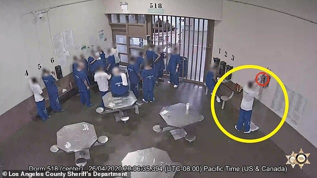 فيديو.. سجناء في الولايات المتحدة يصيبون أنفسهم بفيروس كورونا عمدًا !