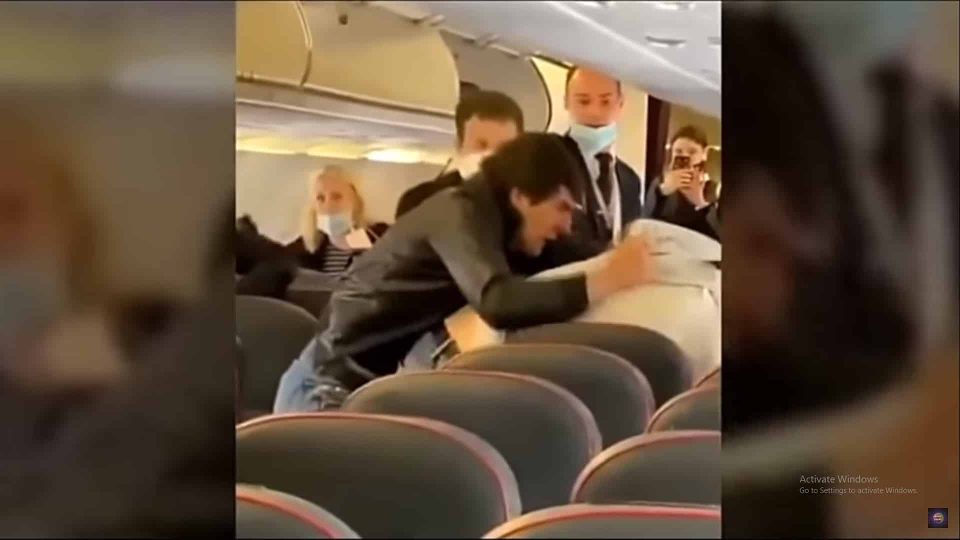 فيديو.. عراك في طائرة بسبب التباعد الاجتماعي !