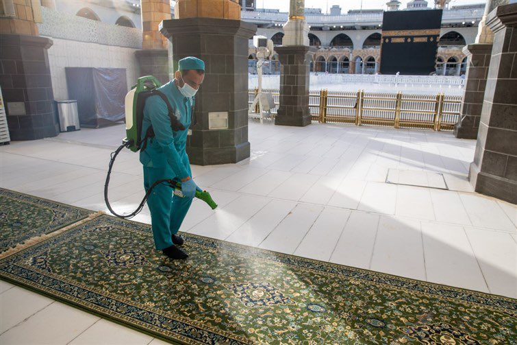 غسل وتعقيم مكبرية المسجد الحرام 7 مرات يوميًّا