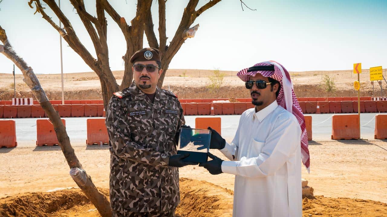 قائد القوات الخاصة للأمن البيئي يكرم المواطن العوني بعد تدخله لحماية شجرة معمرة 