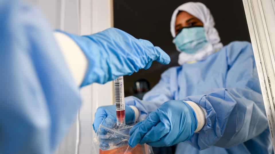 الإمارات تسجل 2,128 إصابة جديدة بفيروس كورونا و6 حالات وفاة