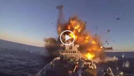 فيديو.. لحظة إصابة بارجة إيرانية بصاروخ في خليج عُمان