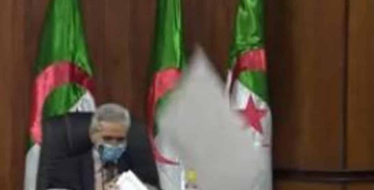 فيديو.. وزير التعليم العالي الجزائري ينجو من سقوط لوح على رأسه!