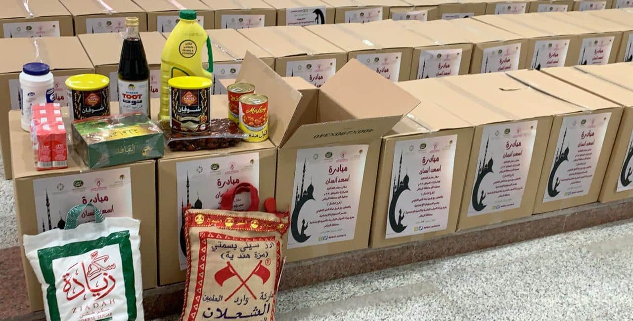توزيع 50 سلة رمضانية على عمال النظافة والحراس بالرياض