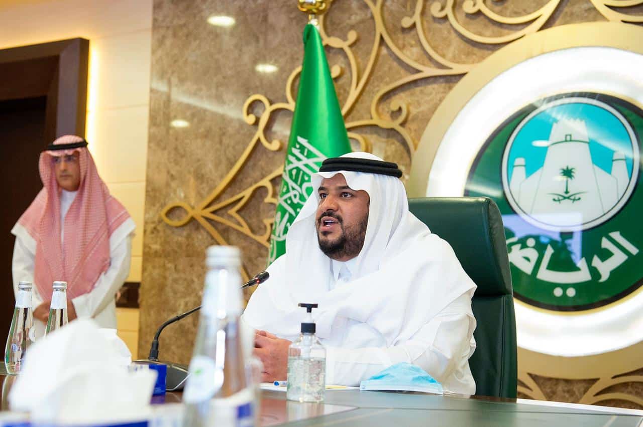 نائب أمير  الرياض يوجه خلال زيارته لمركز القيادة والتحكم بتوفير كافة الاحتياجات للمواطن