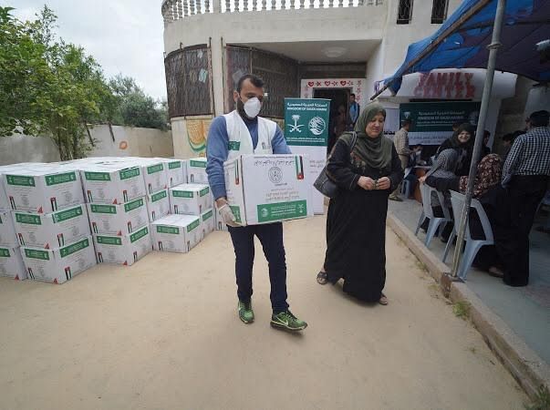 إغاثي الملك سلمان يدشن مشروع توزيع 2,140 سلة غذائية في شبوة