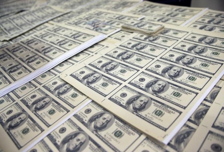 الدولار يهبط لأدنى مستوى في أكثر من عامين