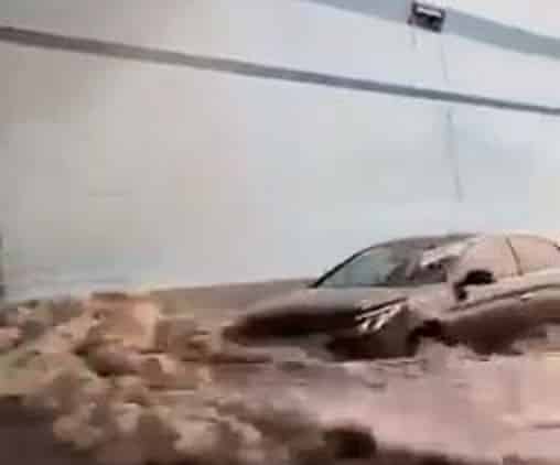 فيديو.. مياه الأمطار تغمر المركبات في بعض شوارع الطائف