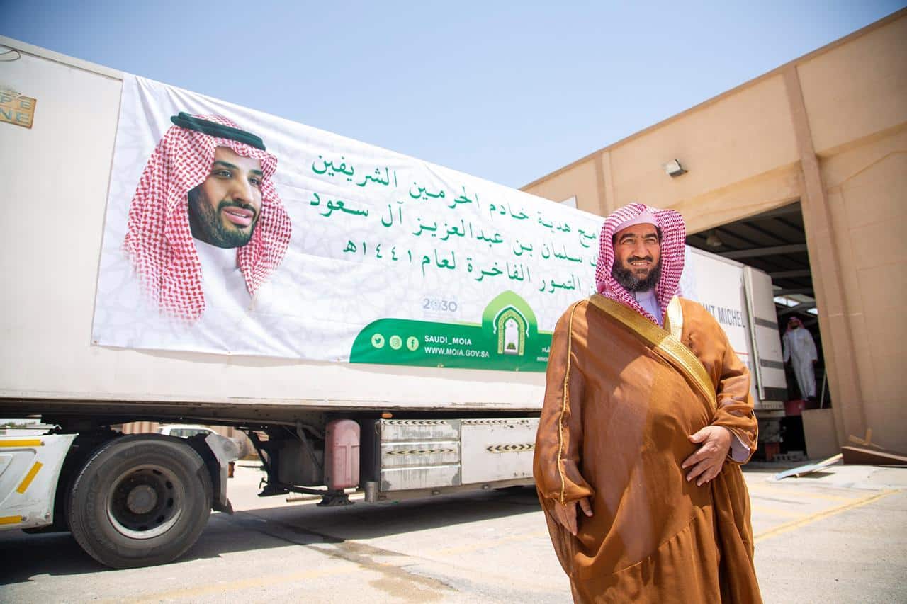 الشؤون الإسلامية تشحن 200 طن تمور فاخرة من هدية الملك سلمان لـ24 دولة