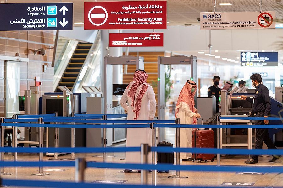صور.. أولى الرحلات الداخلية تصل مطار الأمير سلطان الدولي بتبوك