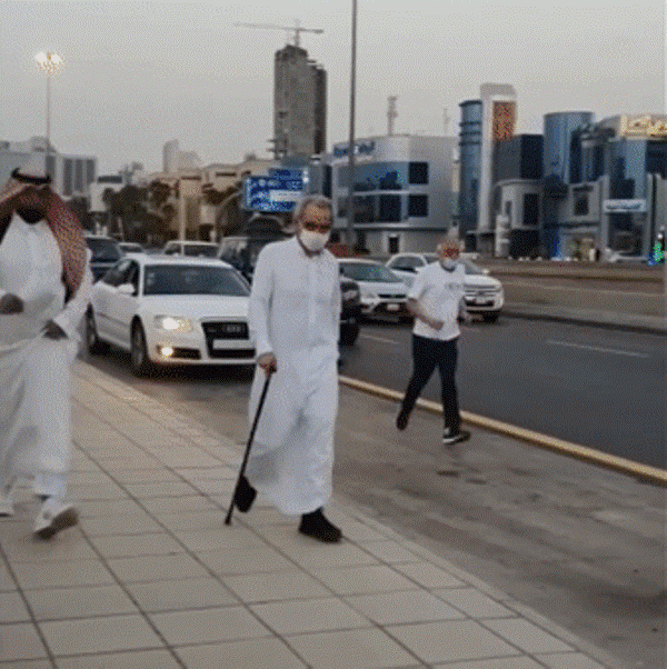 الوليد بن طلال يمشي من مكتبه في برج “المملكة” حتى قصره في الفاخرية