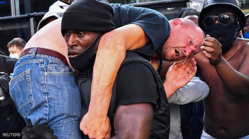 الكشف عن هوية الرجل الأبيض في مظاهرات السود .. صورة هزت العالم