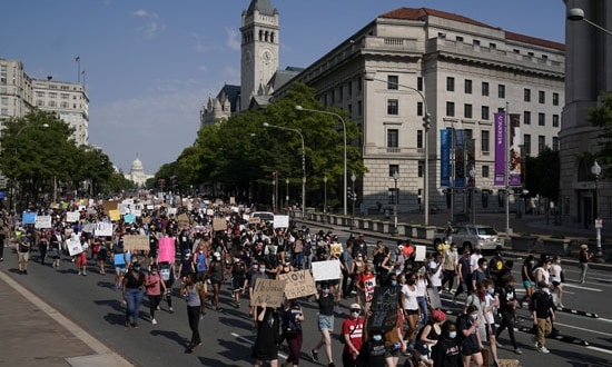 صورة أطباء وممرضون ينضمون إلى آلاف المتظاهرين أمام البيت الأبيض