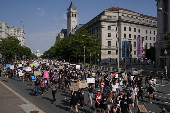 أطباء وممرضون ينضمون إلى آلاف المتظاهرين أمام البيت الأبيض