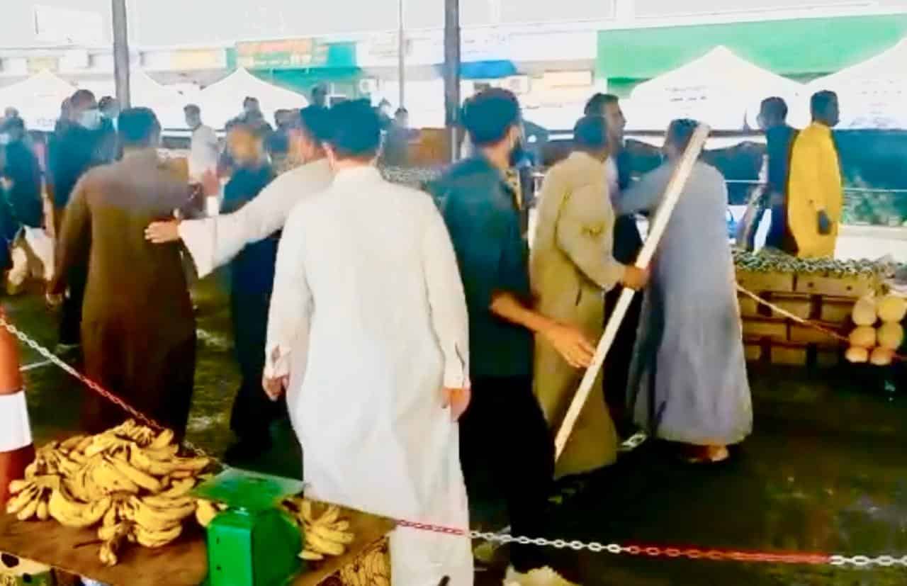 فيديو.. مضاربة بين عمالة عربية بسوق الخضار بخميس مشيط