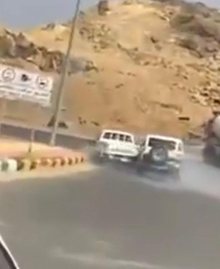 ضبط 4 مواطنين تورطوا بمضاربة جماعية بعد مطاردة في أحد رفيدة