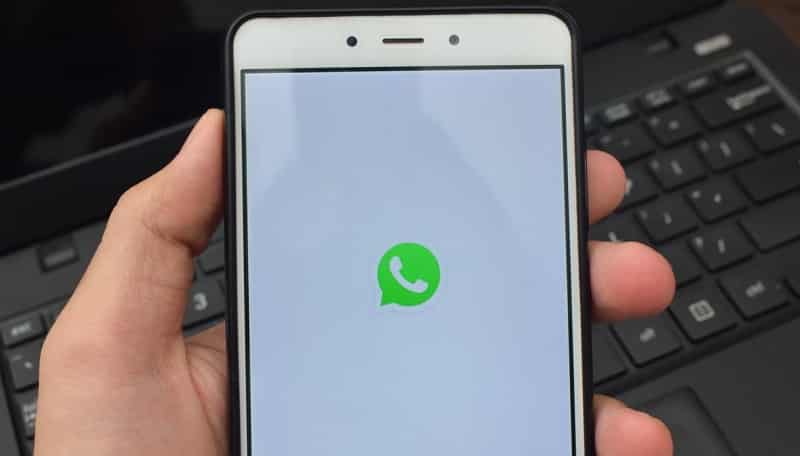 WhatsApp يستعيد اختصار الكاميرا داخل غرف الدردشة (1)