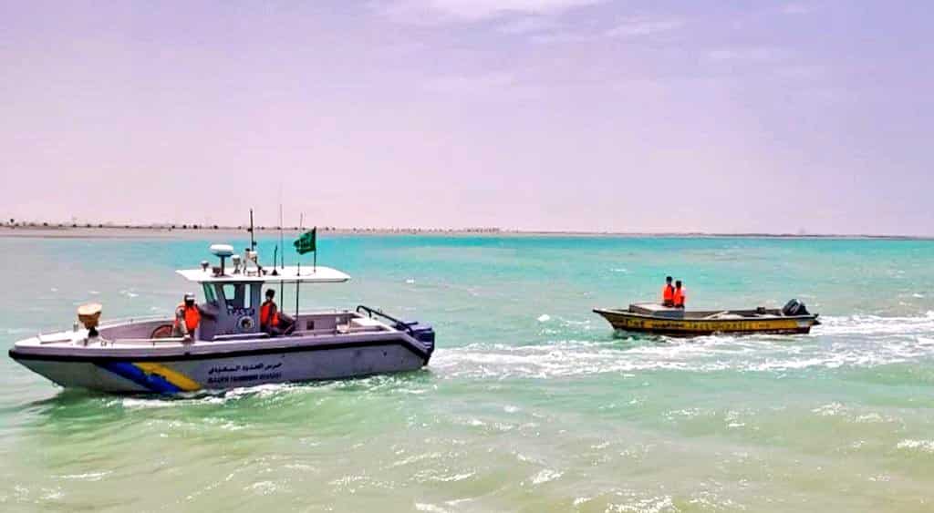 حرس الحدود ينقذ مواطنين تعطل قاربهما في عرض البحر