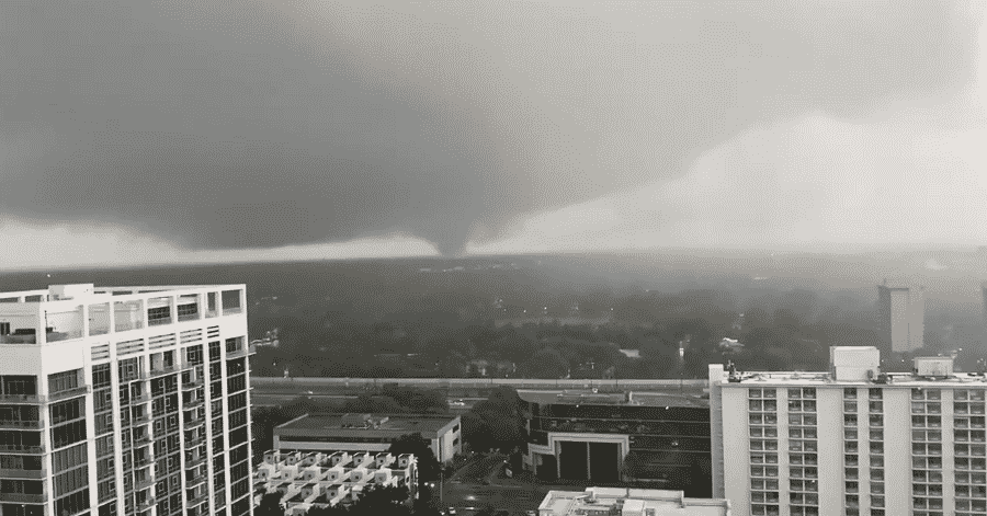 مشهد مهيب.. لحظة دخول إعصار ضخم مدينة أورلاندو الأمريكية 
