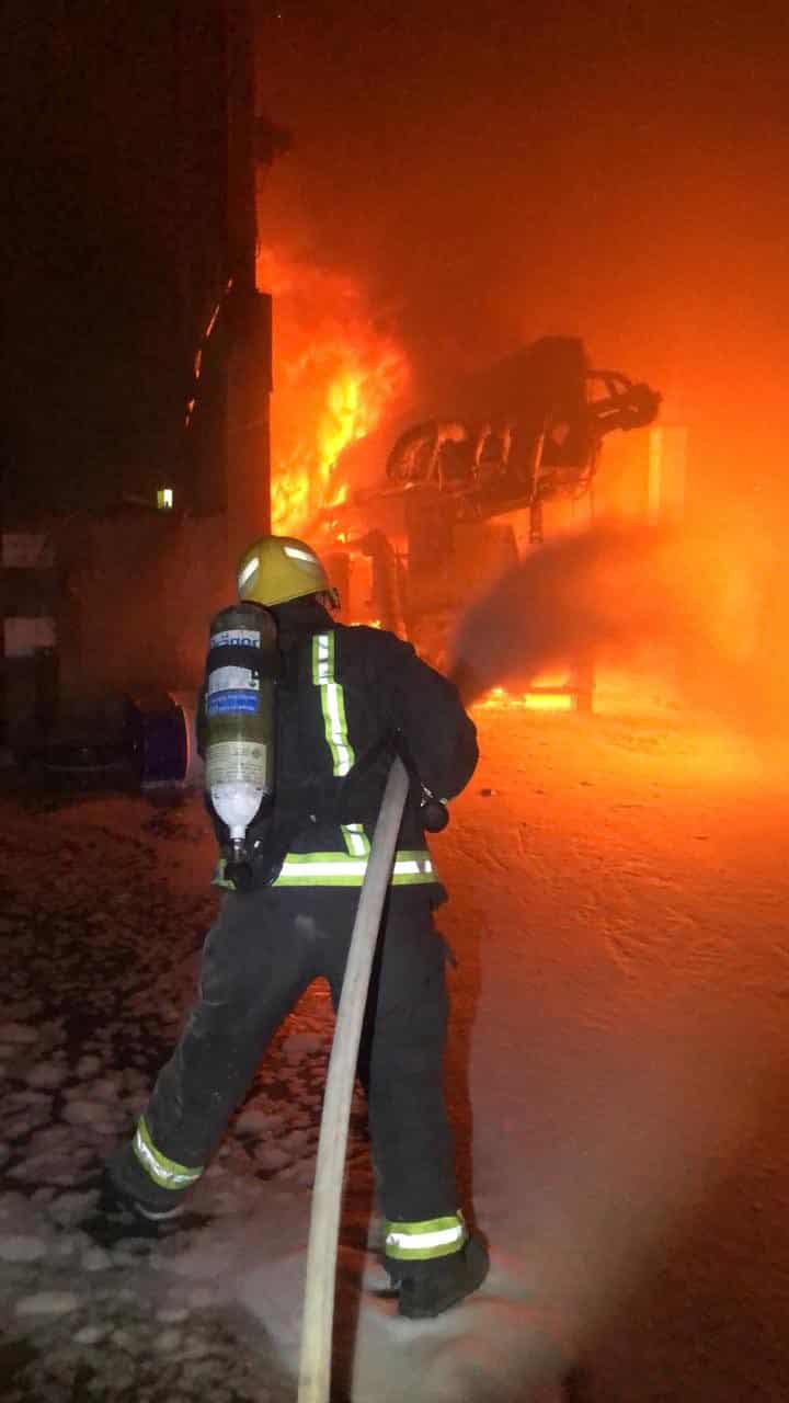احتراق 3 شاحنات في حريق ورشة صيانة ببريدة