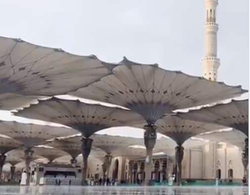 فيديو.. أمطار الخير والبركة تهطل على ساحات المسجد النبوي
