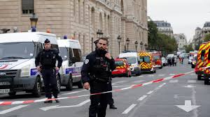 الشرطة الفرنسية تخلي أكبر متجر تجاري بحي لاديفانس في باريس