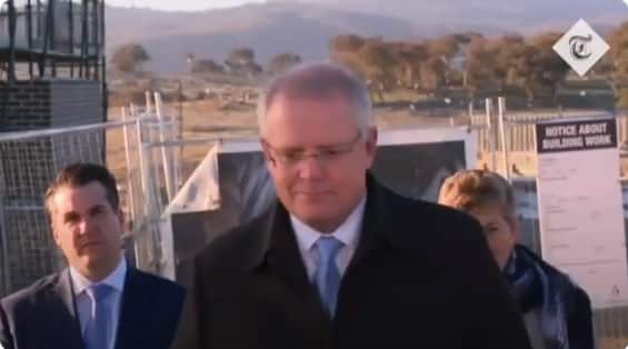 شاهد.. كيف أُحرج رئيس وزراء أستراليا بسبب العشب