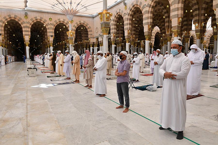 صور.. جموع المواطنين والمقيمين يؤدون صلاة الجمعة الأولى بالمسجد النبوي