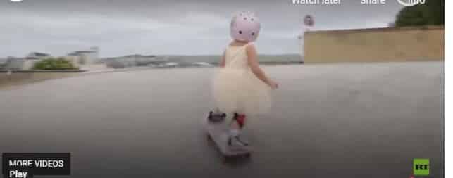 فيديو.. طفلة روسية عمرها 3 سنوات تتزلج ببراعة
