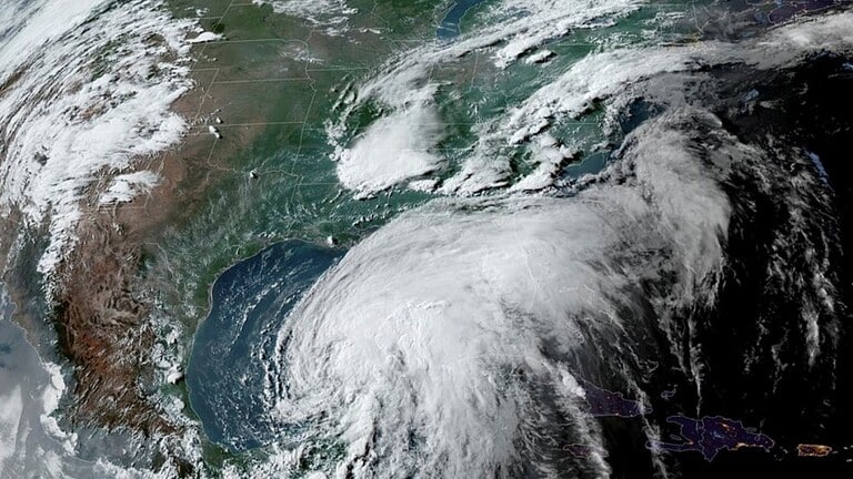 إجلاء سكان مناطق ساحل لويزيانا قبل عاصفة استوائية