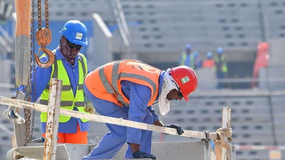 عمال ملاعب كأس العالم في قطر 7 أشهر بدون رواتب!