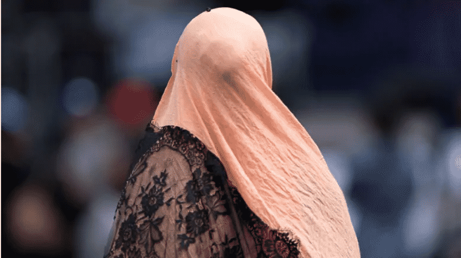 سيدتان تتعرضان للعنصرية في لندن بسبب حجابهما.. عليكما العودة إلى السعودية