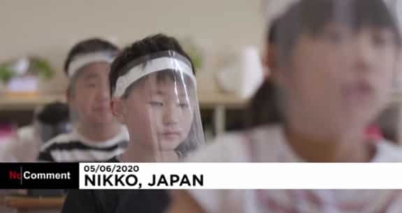 شاهد فرحة طلاب اليابان بالعودة للمدارس مع واقيات الوجه