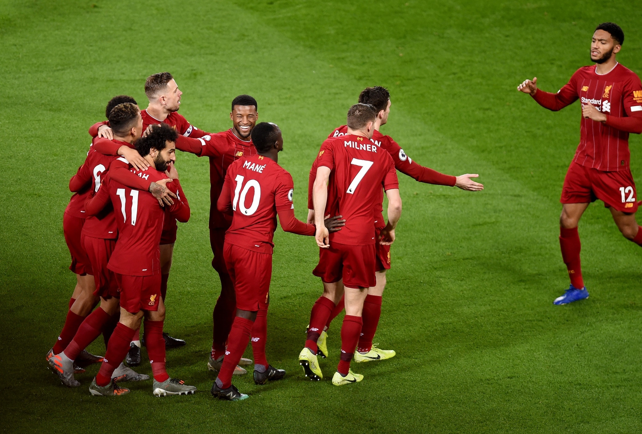 ليفربول يحتفل مع جماهيره بلقب الدوري الإنجليزي الـ19