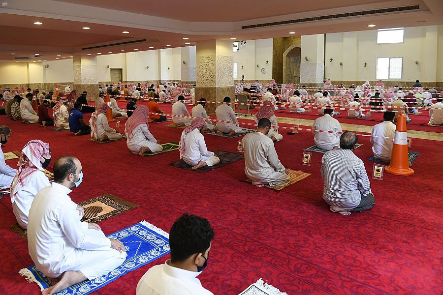 أهالي الطائف يؤدون صلاة الجمعة الأولى في 400 جامع ومسجد