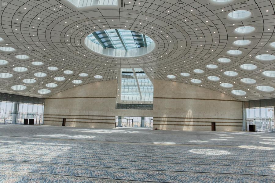 مسجد جامعة تبوك.. تحفة معمارية وإضاءة طبيعية بالحوائط الزجاجية