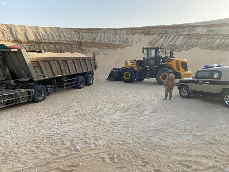 ضبط مُخالفِين لقيامهم بنقل الرمال وتجريف التربة دون ترخيص