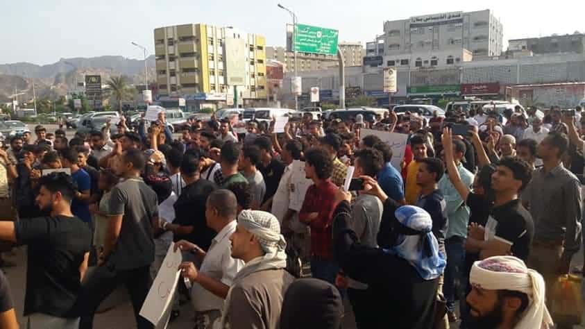 تظاهر مئات اليمنيين احتجاجًا على تردي خدمة الكهرباء في عدن
