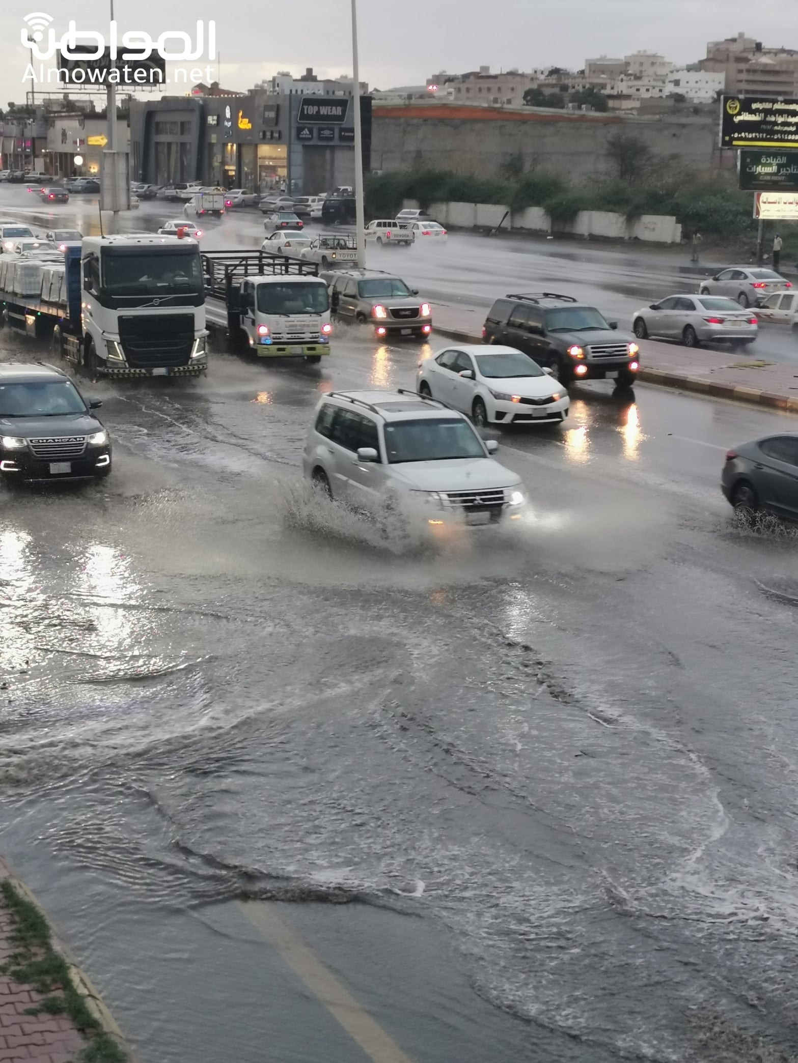 أمطار غزيرة وبرد وجريان للسيول بـ عسير