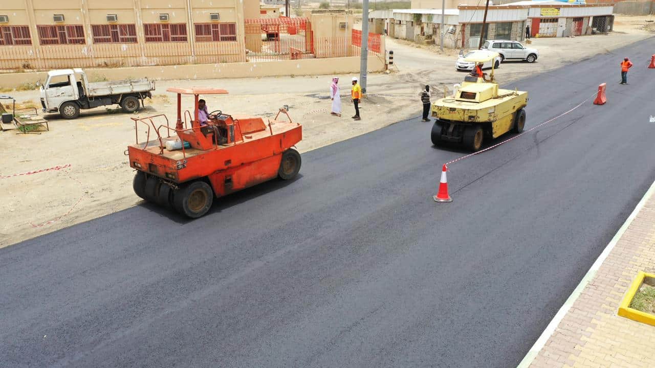 بلدية بارق تواصل أعمال سفلتة طريق الملك عبدالله بطول ٢.٧ كم