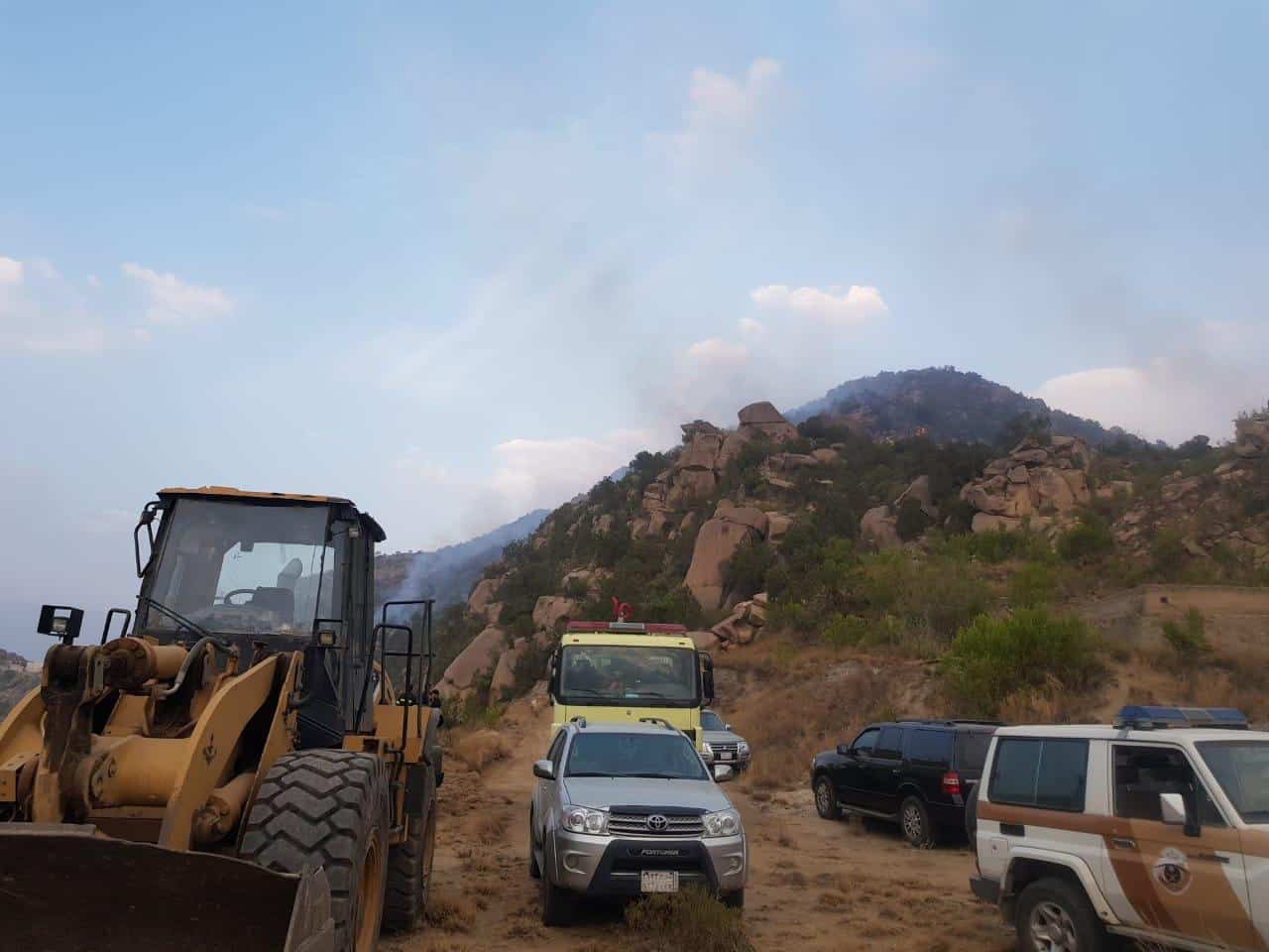 حريق في جبل ضرم ومحافظ محايل المكلف في الموقع