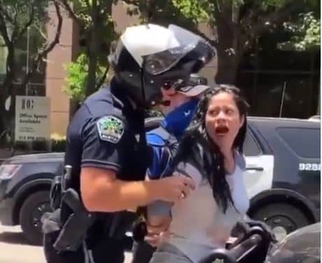 فيديو متداول.. ضابط أمريكي يتحرش بامرأة أثناء اعتقالها