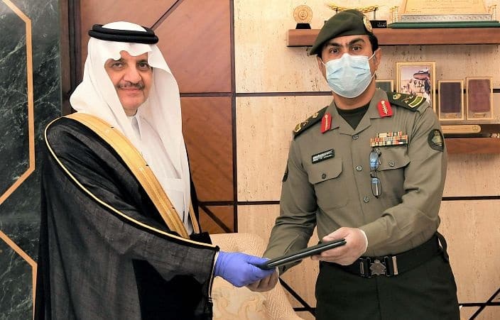 أمير الشرقية يشيد بدور الجوازات في ضبط وتنظيم شؤون القادمين والمغادرين