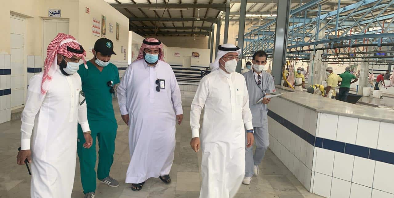 أمين عسير يتفقد مسلخ خميس مشيط ويعلق على غياب الحراسات