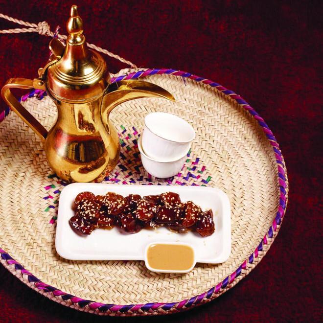 التمر والقهوة العربية يتصدران موائد العيد