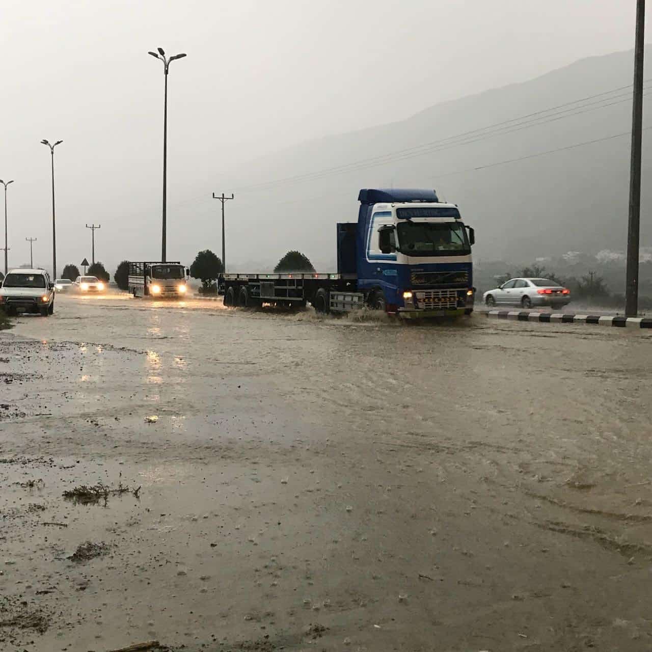 شلل مروري على طريق بحر أبو سكينة بسبب الأمطار